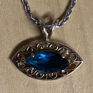 Topaz and white gold pendant with chain